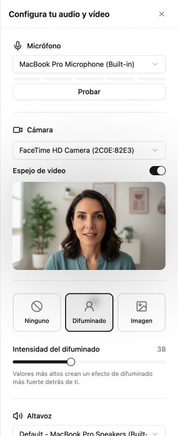 Panel de configuración de dispositivos con selección de cámara y micrófono